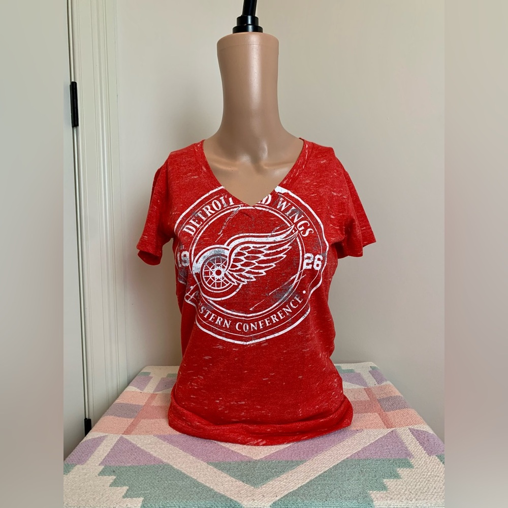 Detroit Red Wings licensed v neck graphic tee
